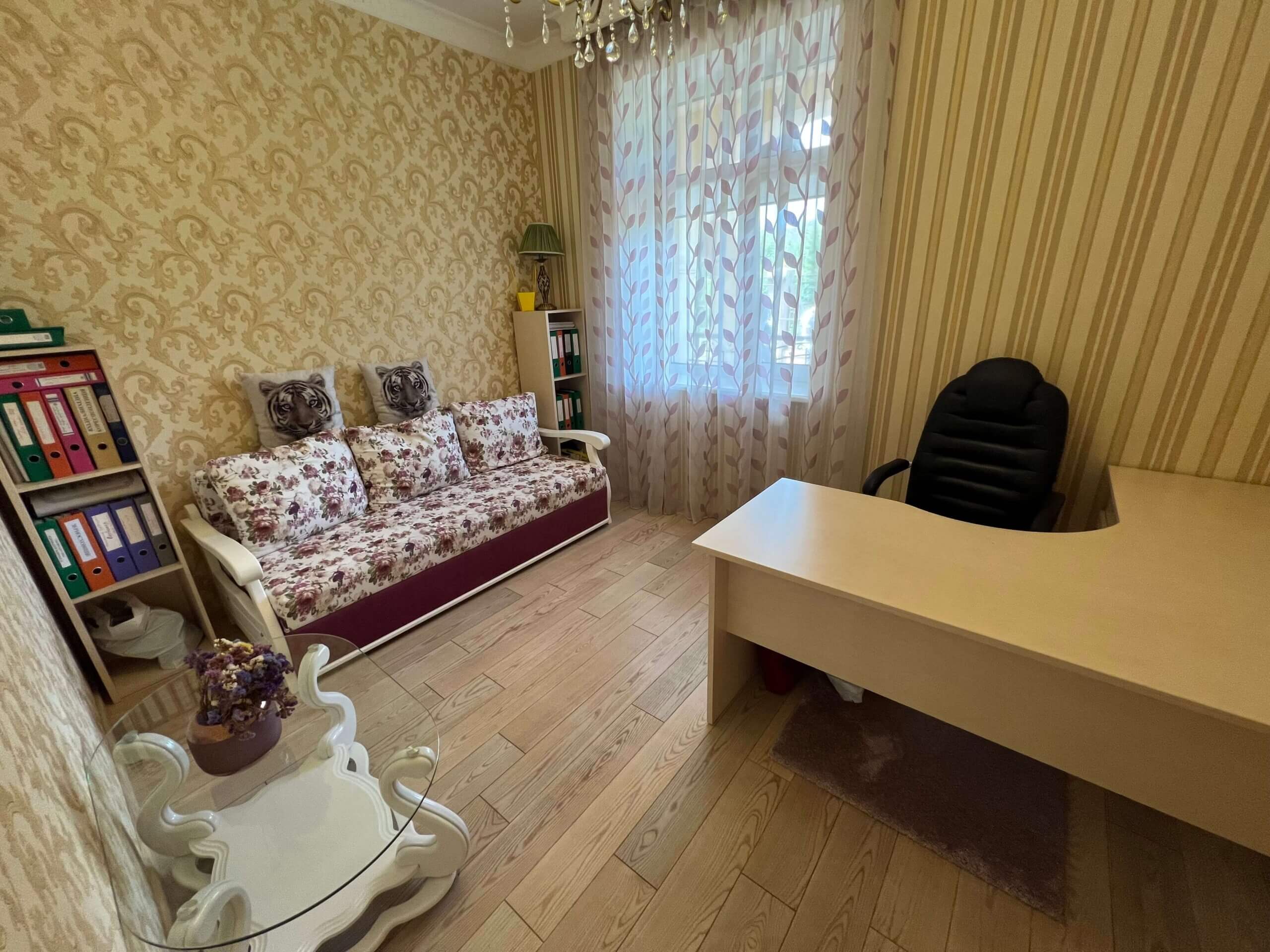 Будинок 290 кв.м. + гостьовий будинок з сауною 160 кв.м., 1-а лінія до Десни Будинок 290 кв.м. + гостьовий будинок з сауною 160 кв.м., 1-а лінія до Десни